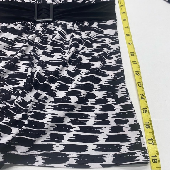 Y2K black/white top by Wrapper W Med. 3/4 SL ties in the back faux buckle 90’s - Picture 8 of 9